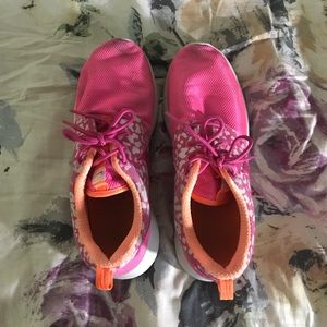 Nike Shoes - Nike roshe Nike Shoes - Nike roshe